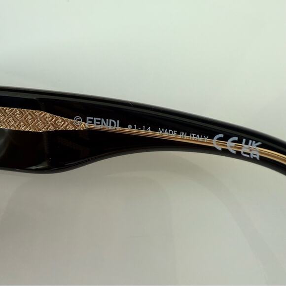 NWT!!! Fendi Sunglasses FE40125 01V Authentic Retail 380$ - Picture 6 of 8